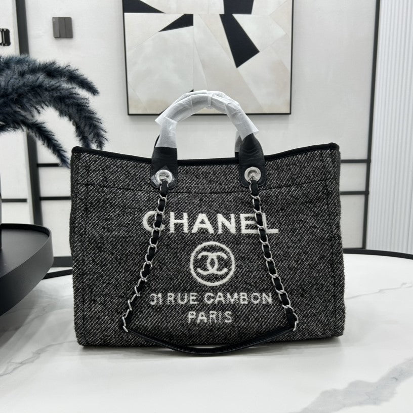 Louis Vuitton Deauville black bag – front view