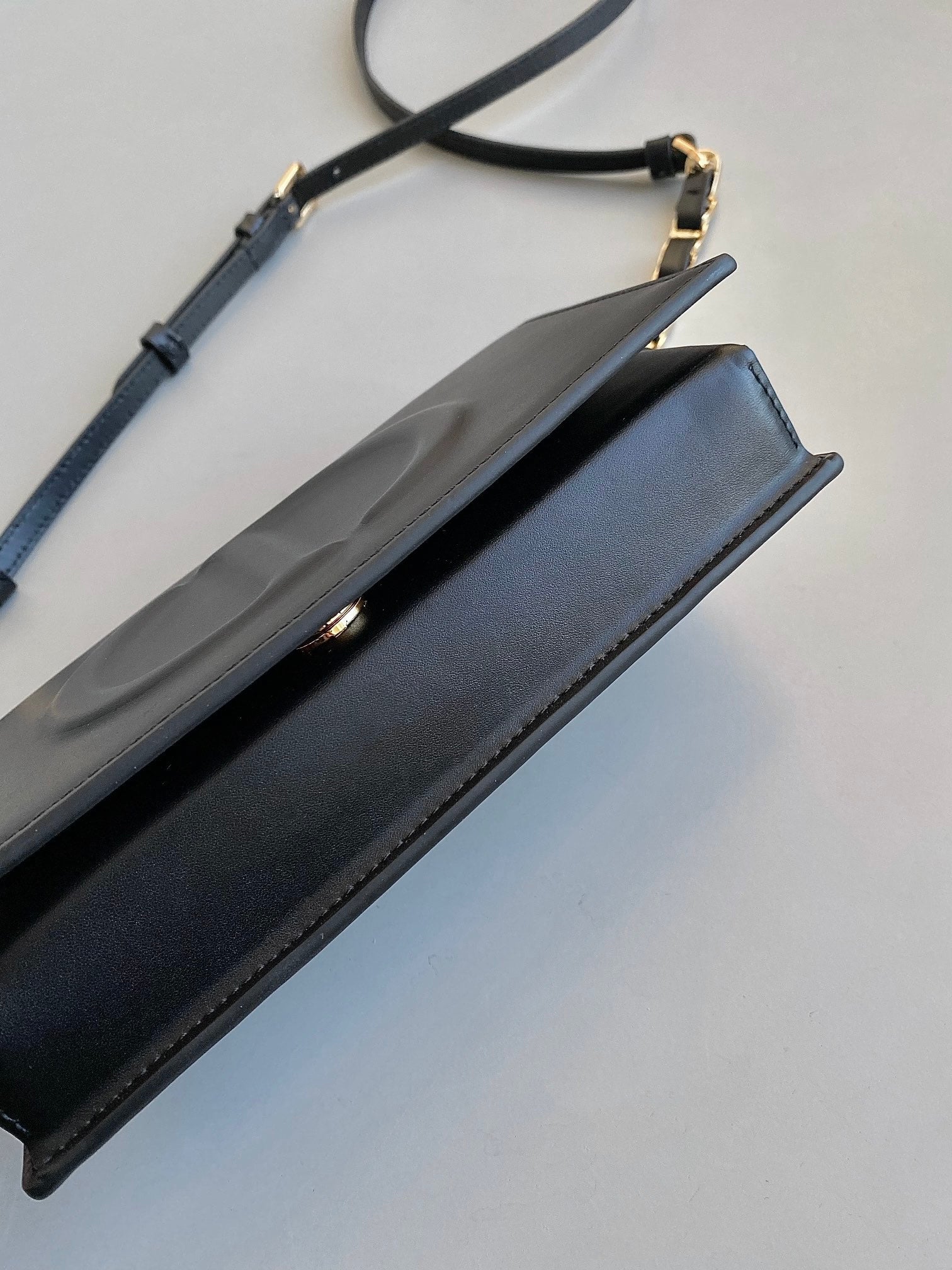Signature Chain BAG 21 IN Black Calfskin