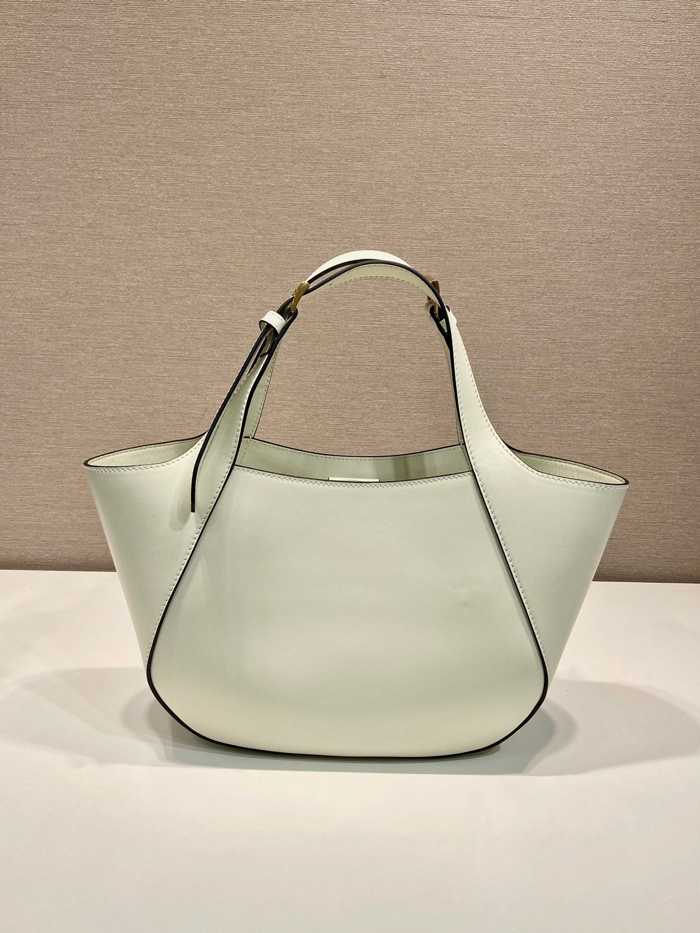 TOTE BAG 28 IN White Sheepskin GOLD LOGO