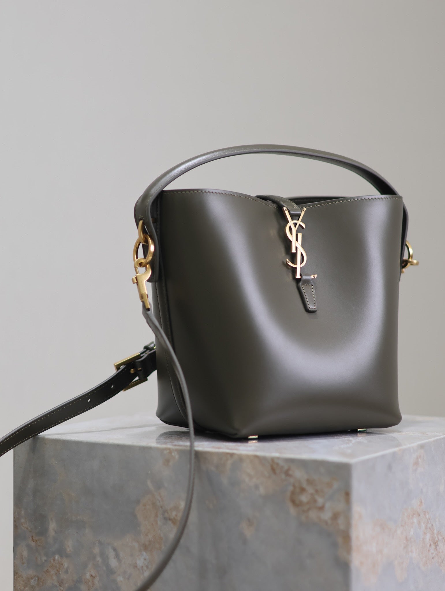 LE 37 SMALL BUCKET BAG 20 IN KHAKI GREEN CALFSKIN GOLD HARDWARE - Product Image 2